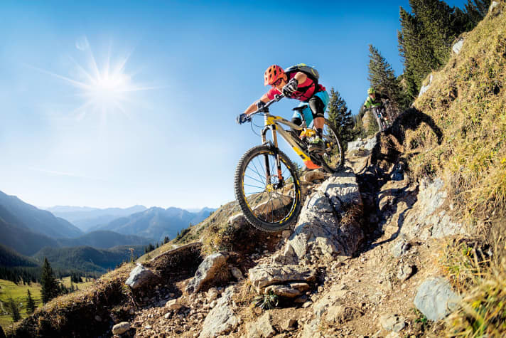    No limits: Downhill, the electric bikes are just as much fun as conventional enduro bikes. Thanks to their weight and low centre of gravity, they sit firmly on the trail. However, bunny hops over tree trunks are a thrill and a feat of strength!
