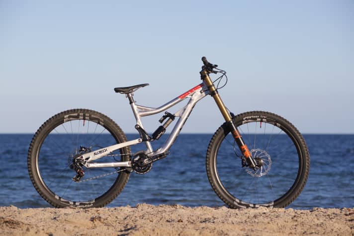   29 Zoll goes DH – hier der Prototyp des norddeutschen Versenders Alutech: „Sennes 29"