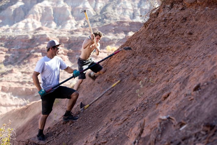   No Ticki, no laundry! Ohne ein Heer an Trail-Baugehilfen geht bei der Red Bull Rampage gar nix. Das soll sich jetzt wieder ändern. Kritiker befürchteten schon, dass die Rampage zum Slopestyle-Wettkampf verkommt.