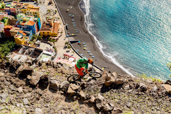 Stairway to Hell: Die letzten 15 Minuten der 3-Stunden-Abfahrt zacken steil am Abgrund in die Tiefe mit Blick auf den Strand von Tazacorte. | e.