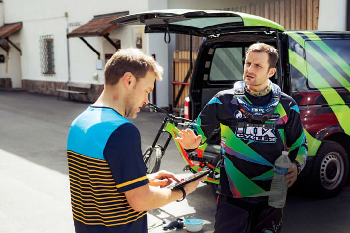   And what does the racer say? After each test run, Marcus Klausmann speaks his impressions into the Ipad microphone.