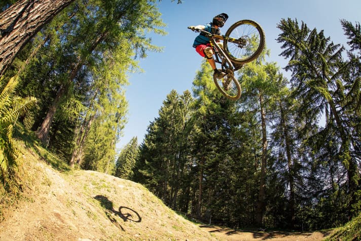   Brandnertal: Go Big or Go Home: auf der schwarzen Stunt-Line Tschack Norris sollte man wissen, was man tut. Hier warten fette Gaps und Doubles mit massig Airtime – nix für schwache Nerven!