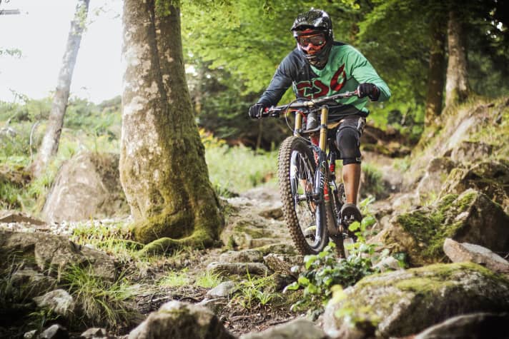   La Bresse: Die schwarze Downhill-Strecke ist rau, steil, steindurchsetzt und technisch – eben das, was viele Downhiller-Moscher lieben. Bei Nässe wird die Abfahrt richtig anspruchsvoll und es ist oft nass.