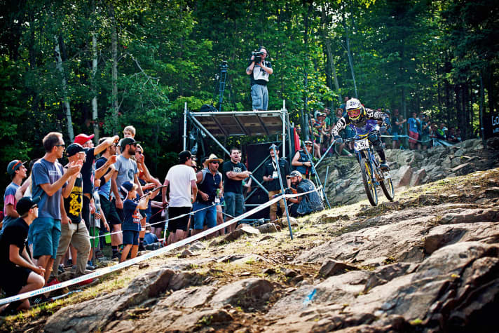   Mont-Sainte-Anne (Kanada): Quer durch die Felsen: Vier­einhalb Minuten brauchen die schnellsten Männer für die harte Abfahrt – damit ist Mont-Saint-Anne eine der längsten Downhill-Pisten.