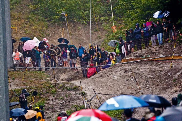   Champéry (Schweiz): Da staunte die Gravity-Szene: Danny Hart rauscht 2011 in Rekordzeit durchs Schlam(m)assel von Champéry und wird mit 12 Sekunden Vorsprung Weltmeister. Als er noch Nervenstärke für einen fetten Whip zeigt, wird Danny Hart "unsterblich" in der Downhill-Geschichte.