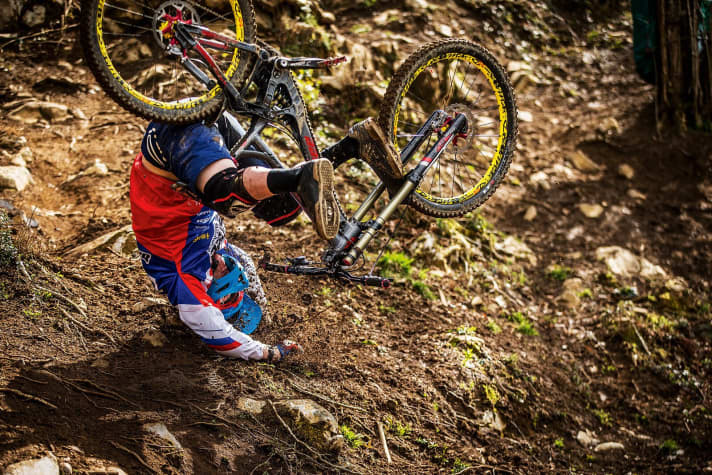   Mumpf! Mit Vollgas auf den Kopf. Gravity-Biken gleicht mittlerweile Motocross: viel Speed, hohes Risiko. Die gängige Prüfnorm EN 1078 wird den heutigen Anforderungen nicht mehr gerecht. So wird etwa der Kinnbügel überhaupt nicht geprüft. 