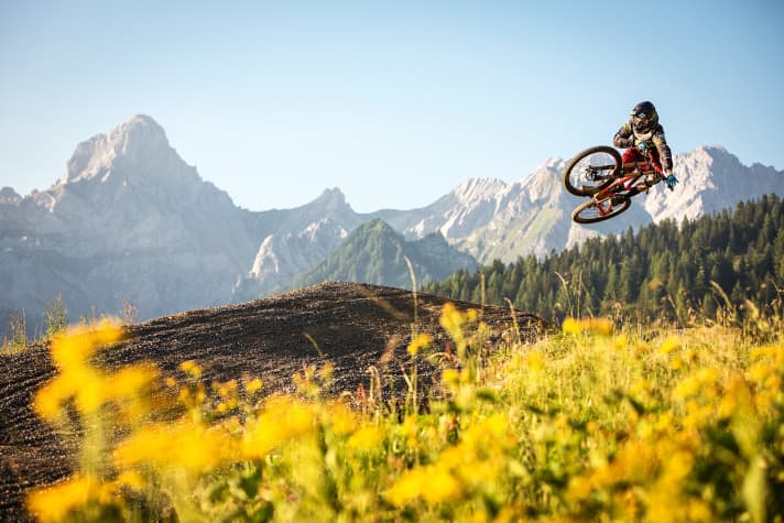   Airtime – das ist, was sich die meisten Parkbesucher wünschen. Idealerweise wollen sie das berauschende Gefühl möglichst gefahrlos erleben. Hier ein nicht ganz leichter Double auf dem Trail Tschack Norris im Brandnertal.