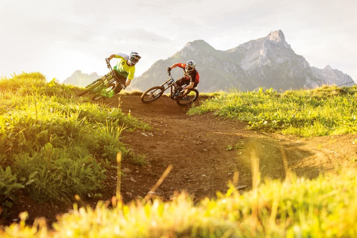   Brandnertal: Traum-Panorama und viele, viele Anliegerkurven: Die blaue Flowline erzeugt viel Fahrfluss und macht Spaß, kommt an den Flow-Country-Trail (Bikepark Geisskopf) aber lange nicht ran.