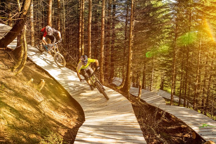   Brandnertal: Auf der roten Jumpline gibt es Northshore-Varianten, die uns zu unspektakulär waren. Hier hätten wir uns mehr Bespaßung gewünscht – statt nur auf Holz abzurollen. Da geht mehr!