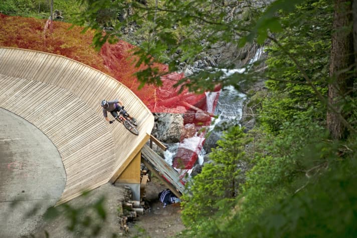  Kandersteg: Schweizer Wertarbeit: Beim großen Wallride zeigten die Zimmermänner, was sie drauf haben. Nervenstarke können rausspringen.
