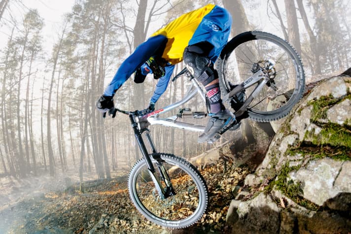   Huge tyres and still room under your bum? The 29er downhiller from Alutech can do it! And it's also super fast - if the track is right.
