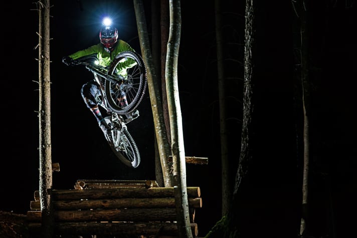   The Dark Side of Life: Kleine Sprünge werden nachts zu Angst ein­flößenden Mutproben. Und schon mittleres Tempo erzeugt das berühmte "P" im Blick. Der Night-Downhill lehrt unseren Tester Chris Schleker das Fürchten.