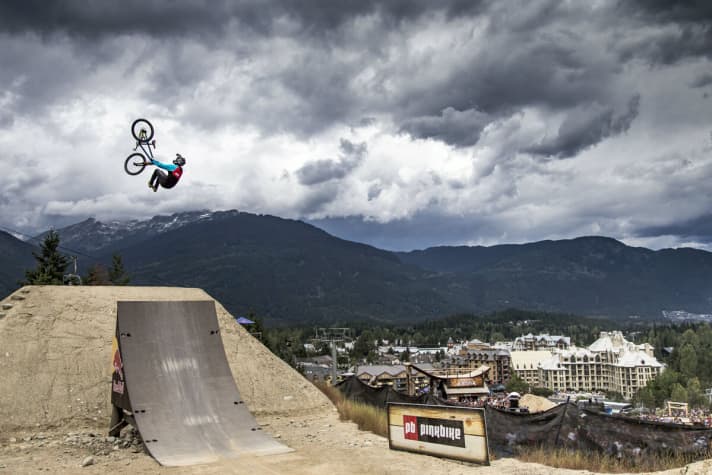   Der Wirbel-Trick: Der Backflip-Double-Tailwhip. 