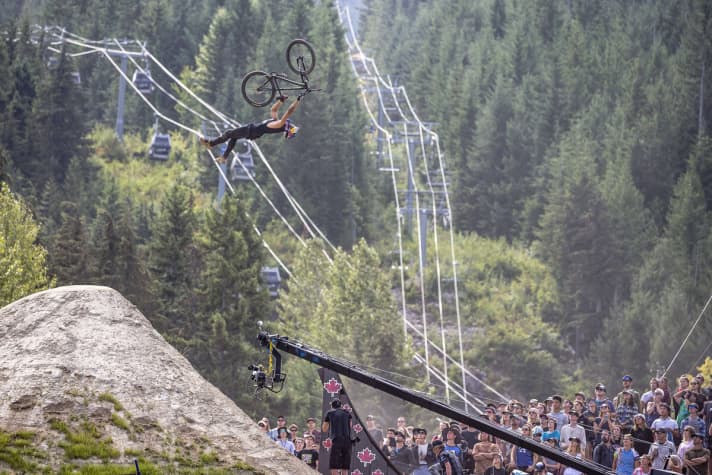   Yeeha! Extended tricks are spectacular. But they don't score many points with the jury. Here Szymon Godziek.