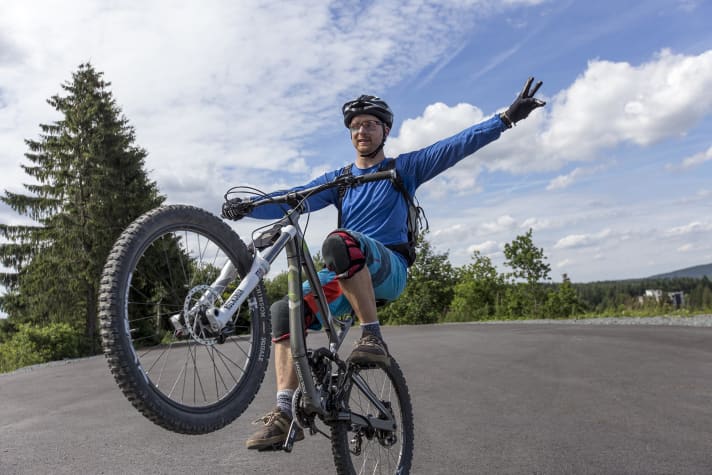   Bike control brings safety: Marc Brodesser demonstrates the one-handed wheelie. According to a survey, almost every biker wants to be able to ride on the rear wheel.