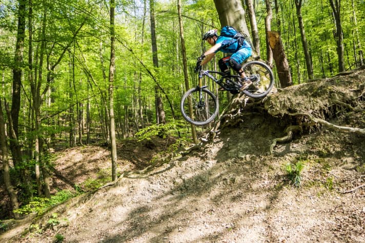   Every biker's favourite move: controlled dropping. The riding technique here is pretty simple, but the drop requires a lot of mental strength.