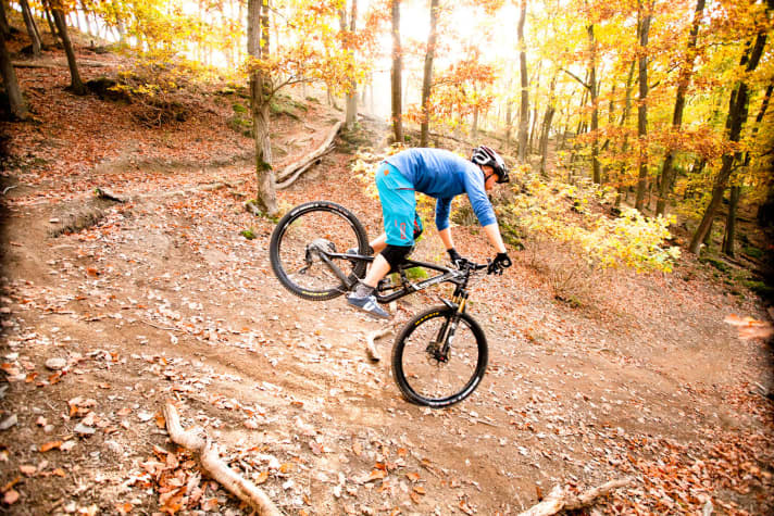   Üben, üben, popüben! Nur wer eine Bewegung ständig wiederholt, automatisiert und schleift das motorische Bewegungsmuster ins Hirn ein – so als würde man ein Gedicht auswendiglernen. Hier zeigt Marc Brodesser den Stoppie.