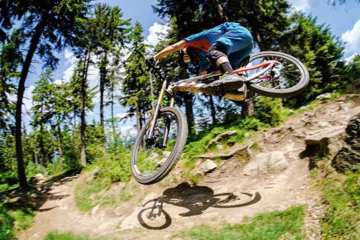   Bergab gibt der tiefe Schwerpunkt viel Sicherheit und Laufruhe. Das Ergebnis: mehr Speed.