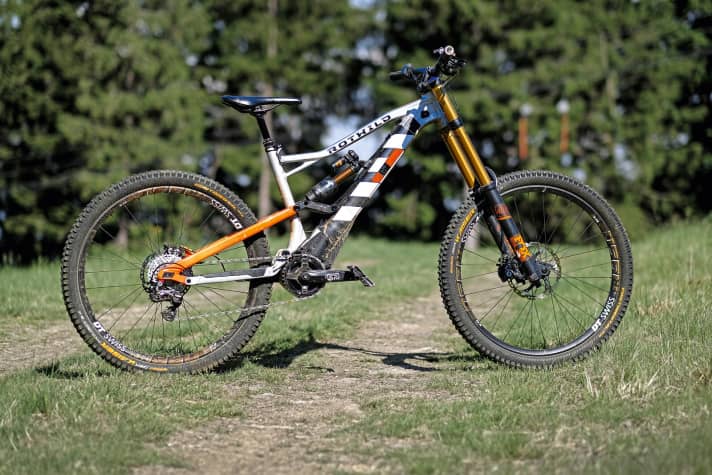   Perfect camouflage: Even at second glance, the Rotwild looks like a normal downhill bike. The Brose motor and battery are perfectly integrated into the frame design. The equipment also fits well with the intended use - only the telescopic seat post doesn't want to fit into the picture. But it makes sense.