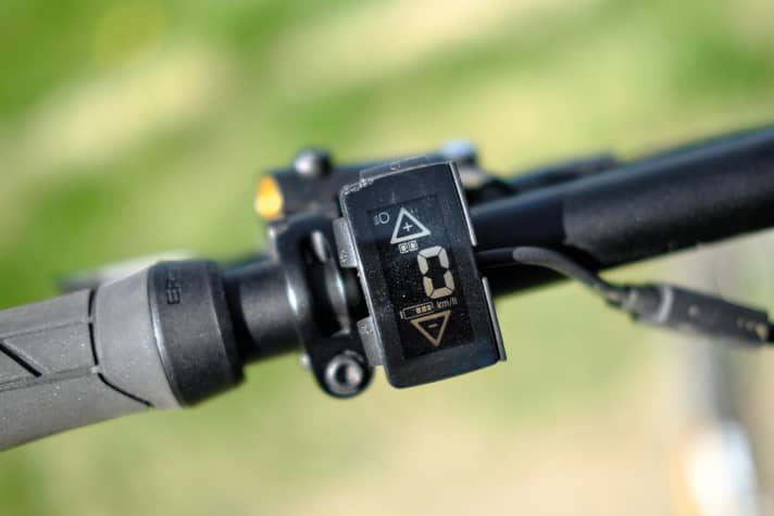   Minischirm: Das Display am linken Griff ist Schalt- und Ablesezentrale in einem. Motor-Power ändern geht damit gut, Status ablesen nicht. Zu klein.