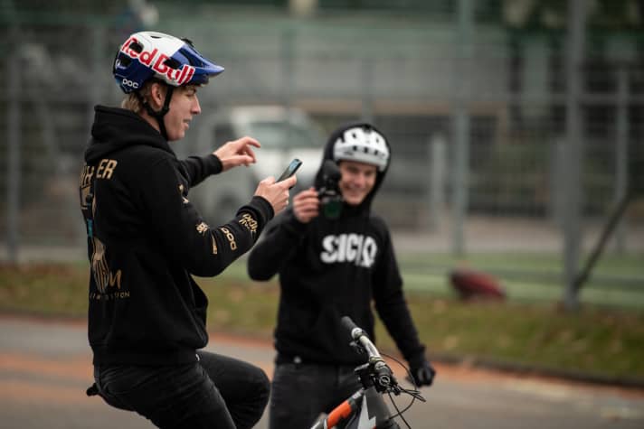   Fabio Wibmer spielt Bike Unchained 2 während des Bikens