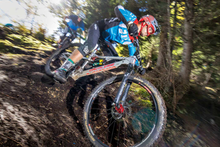   Testfahrer Alex Klewer (vorne) überprüft die Downhill-Eigenschaften von Getriebebikes im Bikepark, hier auf dem Cavalerie Anakin.