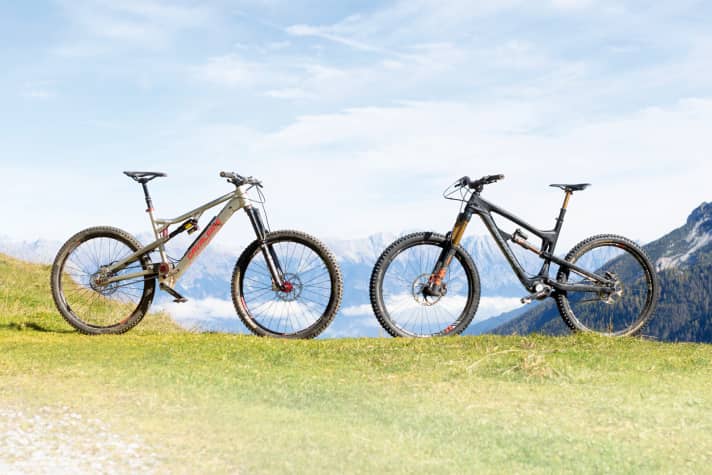   Zerode? Cavalerie? Never heard of them? Don't worry, you haven't missed out on a mega trend, because the companies from New Zealand and France are niche suppliers of geared bikes. But can the Cavalerie Anakin (left) and the Zerode Taniwha (right) keep up with the mighty brands?