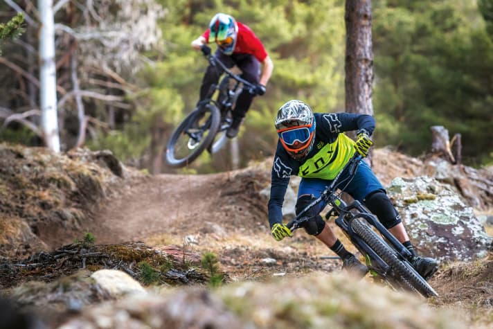   Singletrail slalom on the Tschilli trail: while the Rose prefers to hurtle down into the valley at Vmax, the Radon constantly tempts its rider to perform tricks and play around.
