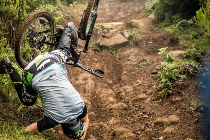 Rolle vorwärts ins Verderben: Tückisch und typisch für Stürze beim Mountainbiken ist der Überschlag. Er erzeugt ein enormes Verletzungsrisiko für die Wirbelsäule.