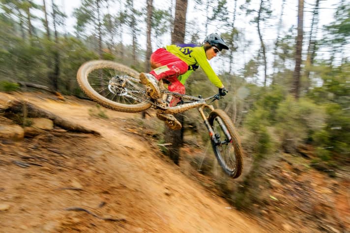   Whip it! Tester Kevin Maderegger legt die Karre ordentlich quer beim Testen in Finale Ligure. Mit manchen Gabeln ist die Landung danach sahneweich, mit anderen eher mumpfig. 