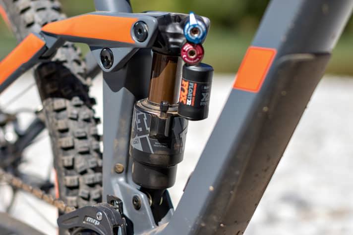   Cube – Sensibelchen: Der hervorragende Float X2 bietet alle denkbaren Einstellungsparameter und ist via Tuning-Guide sinnvoll abstimmbar. DH-Performance fürs Enduro bergab, effektive Wipp­unterdrückung bergauf.