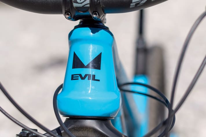   Evil –  I’m bad: Tolle Verarbeitung und elegantes Carbon-Design machen das Evil zum optischen Sieger des Duells.    