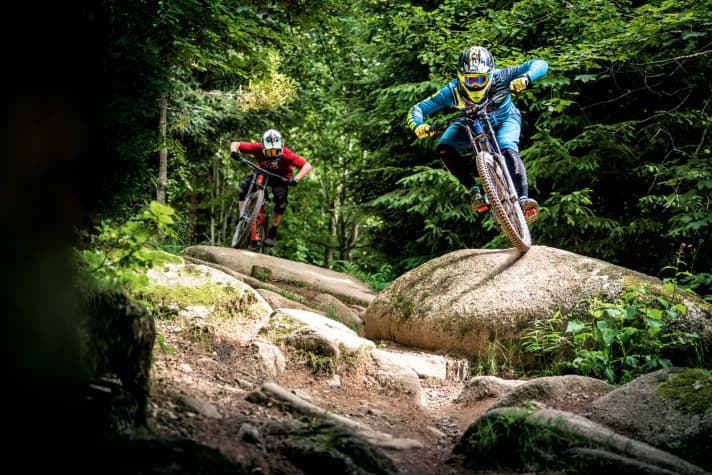   Das Foto lügt: Nie hätte es FREERIDE-Tester Laurin Lehner geschafft, so dicht am Serien-Deutschen-Meis­ter Marcus Klausmann dranzubleiben. Doch fürs Foto nahm der schnelle Marcus das Gas raus.