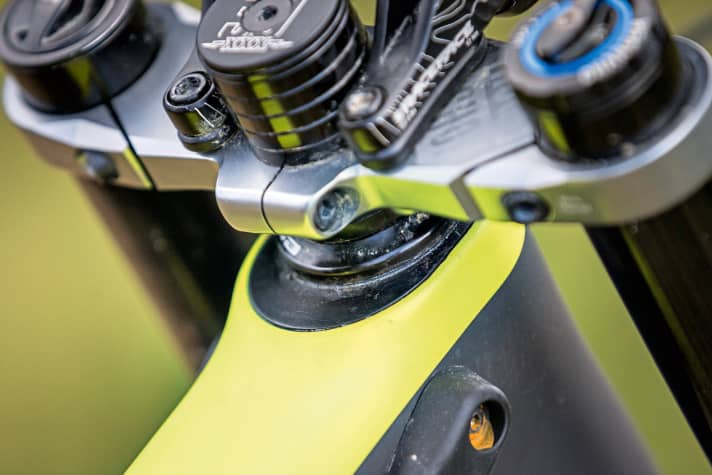   With a tapered headset, the length of the Kona main frame can be varied by ten millimetres. The steering angle becomes one degree steeper with a longer setting. In addition, the rear triangle of the Operator can be extended from 427 to 441 millimetres.