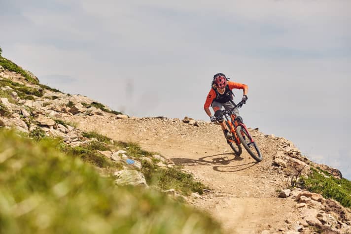   Fährt gerne alpine Trails wie den Fromes Trail in Serfaus: Coach Holger Meyer. „Die meisten haben Schwächen in der Kurventechnik. Wichtig: 1. Blicksteuerung. 2. Oberkörper tief. 3. Ellbogen nach außen, nicht nach hinten wie beim Einkaufswagen-Schieben“, weiß Holger Meyer.