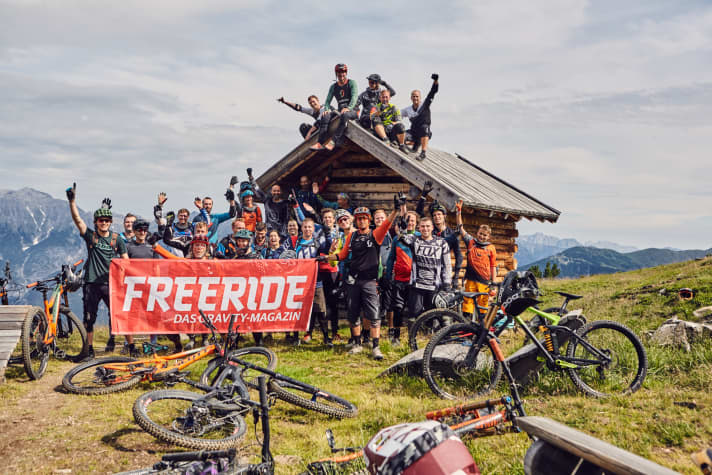   Go home with a stoked feeling! Learn faster with expert help and group dynamics: the FREERIDE camp in Serfaus.