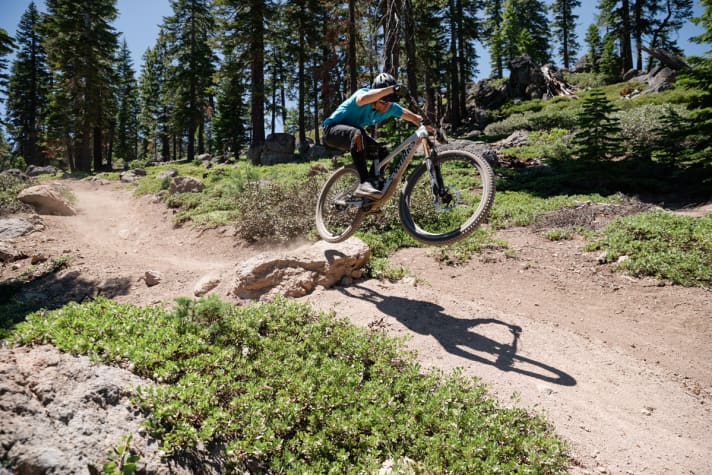   Wir hatten bereits nahe Lake Tahoe die Möglichkeit das neue Enduro zu testen. Das Einsatzgewicht mit Pedale von 14,7 Kilo beim Topmodell geht in Ordnung, ist aber nicht sensationell.