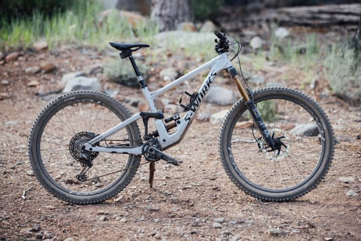   Schick und schnell: Das neue Specialized Enduro wird es vorerst nur als Carbon-Variante geben. Und nur mit 29-Zoll. Ab 4,999 € (Enduro Comp 29) Für das S-Works-Modell muss man ganze 10,999 € auf den Tisch legen, Autsch!