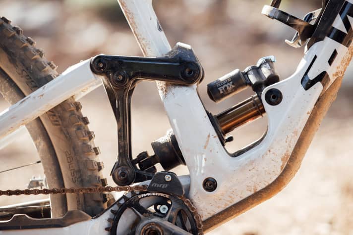   Mit 170 mm Hub in Front und Heck steckt das Specialized Enduro Drops und Sprünge unbeeindruckt weg. Überhaupt: Das neue Enduro hat sich ganz schön zur Abfahrtsmaschine gemausert, finden wir. 