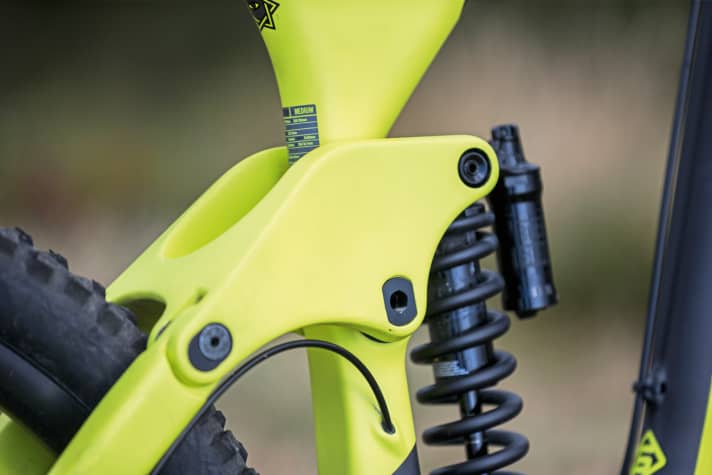   Convertible: The geometry of the Kona Operator can be adapted to 27.5-inch wheels at the joint between the rocker and seat stay using a flip chip. However, the bike is only supplied with 29er wheels.