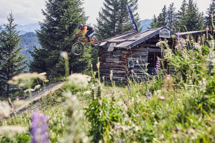   Zwei Meter runter, zwei Meter raus: das Hütten-Gap in Serfaus-Fiss-Ladis. „Am Ende des Camps droppen die meisten hier runter“, sagt Coach Holger Meyer.