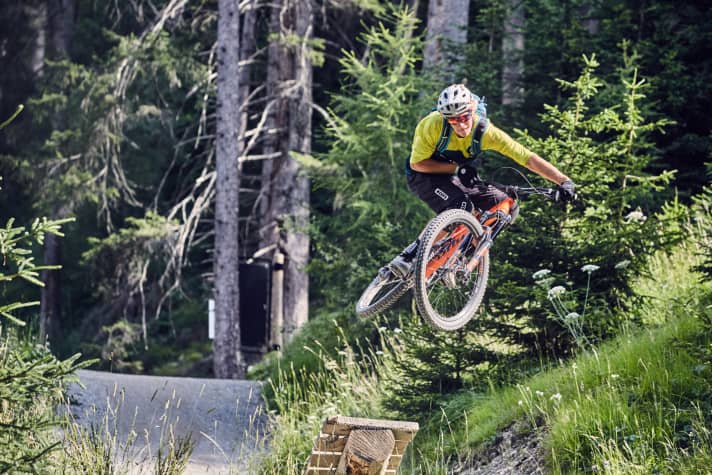   Kann man mit Geld nicht kaufen: das magische Airtime-Gefühl. Erst wer die Technik beherrscht, sollte über Tricks wie diesen Schleyble-Top nachdenken (in Anlehnung an Freeride-Profi Richie Schley, der diesen Soft-Variante des Table-Top slaonfähig gemacht hat).