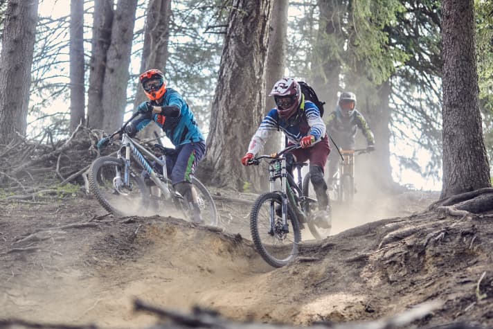   Rau, wurzelig, voller Gelände-Stufen: Teilnehmer des FREERIDE-Camps in der fordernden Downhill-Strecke in Serfaus. „Hier brauchst du volle Konzentration, sonst wird’s gefährlich!“, sagt Holger Meyer.