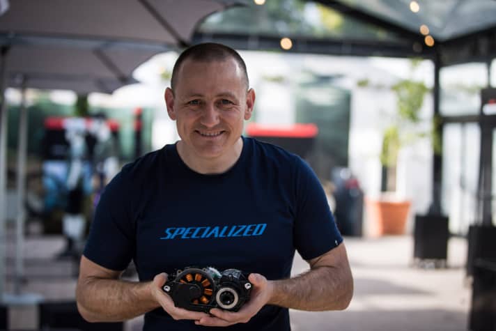   Jan Talavasek präsentiert sein neues Baby: den eigenen Specialized-Motor, Modell SL 1.1. Mit 1,9 Kilo ist der Antrieb rund ein Kilo leichter als die aktuelle Mittelmotorenkonkurrenz.