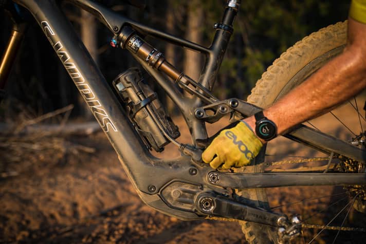 The range extender, an external spare battery, fits into the bottle cage and weighs one kilo. With a capacity of 160 watt-hours, it can increase the range by 50 per cent.