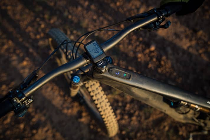   The Levo SL takes its inconspicuous controls from its big brother Levo: control panel with LED display on the top tube, the display is available as an optional accessory. The remote lever sits compactly and ergonomically on the grip.