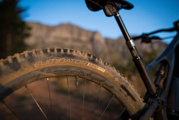 No cutting corners: the Levo SL hasn’t been made lighter by fitting undersized tyres. The Butcher/Eliminator tyres with Grid Trail casings weigh over 1,000 grams each and can withstand even the roughest enduro conditions.