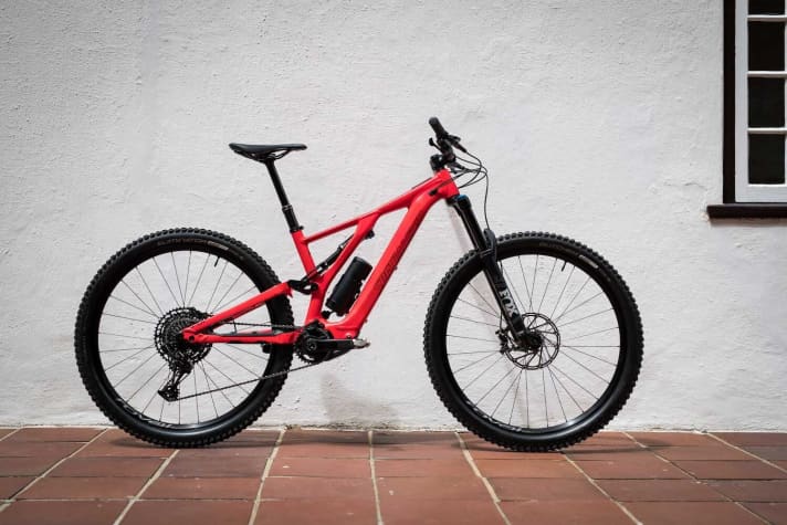   The entry into the world of the <a href="https://luna.r.lafamo.com/ts/i5533923/tsc?amc=con.blbn.497955.507800.14129791&smc=BIKE&rmd=3&trg=https%3A%2F%2Fwww.fahrrad-xxl.de%2Fsuche%2F%3Fq%3DSpecialized%2BLevo%2BSL" target="_blank" rel="noopener noreferrer">Levo SL costs 5999 euros</a>*, relies on an aluminium frame and should weigh just over 19 kilos. The Levo SL Comp is available in two colours.