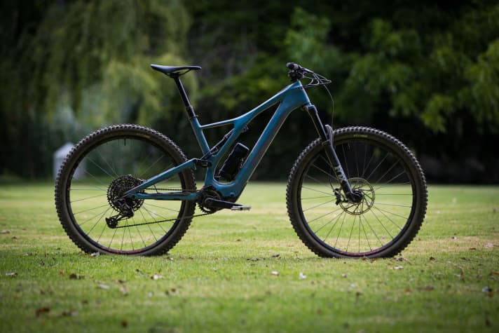   Identical equipment as the Levo SL Comp, but with a carbon frame: <a href="https://luna.r.lafamo.com/ts/i5533923/tsc?amc=con.blbn.497955.507800.14129791&smc=BIKE&rmd=3&trg=https%3A%2F%2Fwww.fahrrad-xxl.de%2Fsuche%2F%3Fq%3DSpecialized%2BLevo%2BSL" target="_blank" rel="noopener noreferrer">Levo SL Comp Carbon for 7299 euros</a>*.