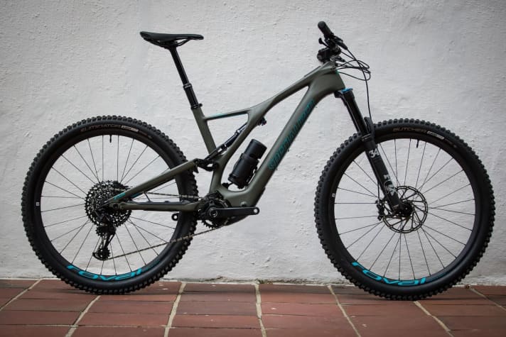 Das Levo SL Expert Carbon ist mit 17,5 Kilo (Größe L, ohne Pedale) schon richtig leicht. Dafür werden 8699 Euro fällig.
